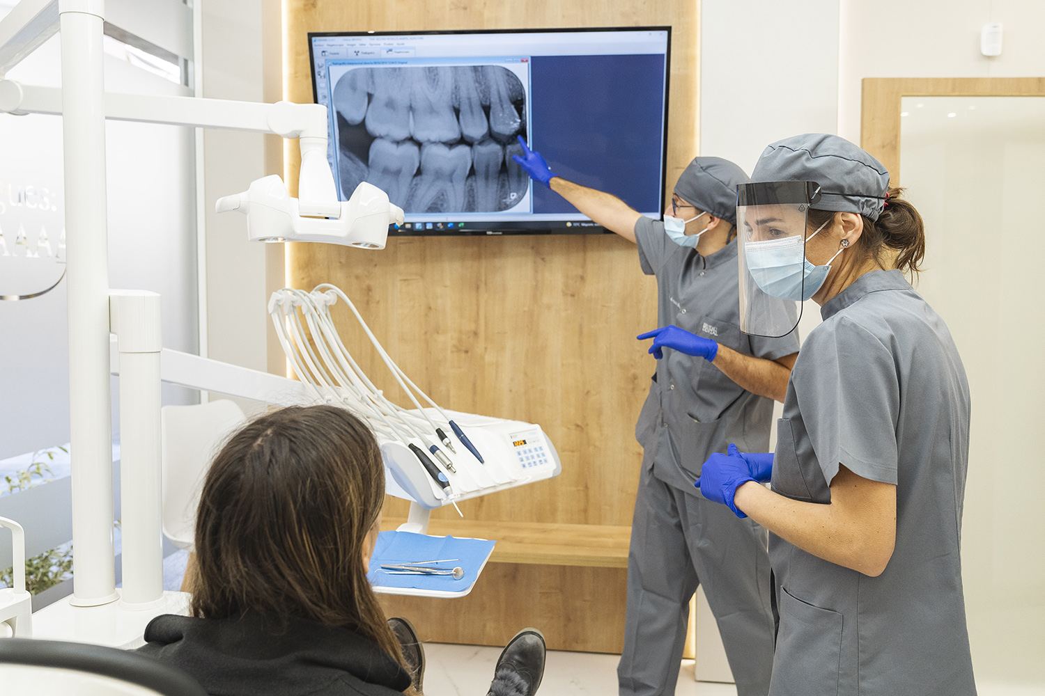 Explicación de una radiografía dental al paciente en Clínica Brufau