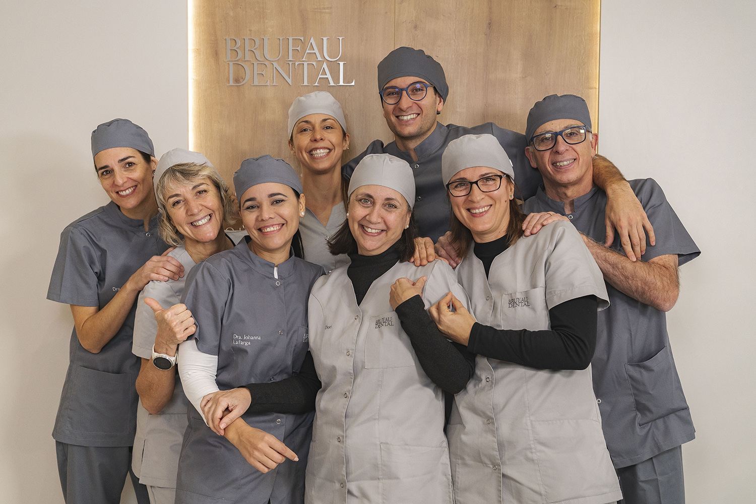 El equipo de odontólogos y dermatólogo de Clínica Brufau, en la recepción
