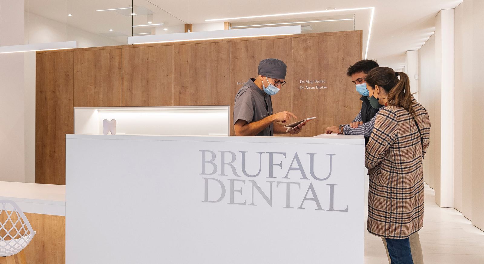 Recepción de Clínica Brufau en Reus, diseñada por la arquitecta Marta Besora